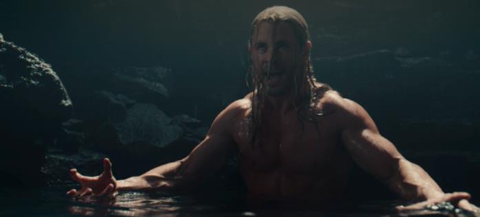 Gli extra di Avengers: Age of Ultron su Disney+ Thor in acqua a petto nudo