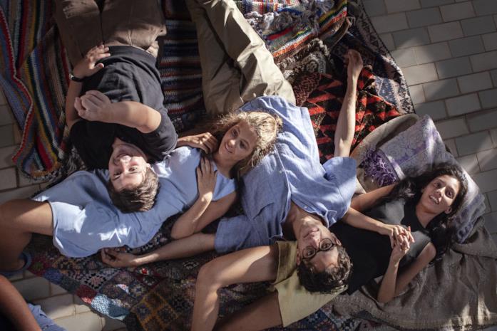 L'amica geniale 2, il cast Lila, Elena, Nino e Bruno sdraiati insieme