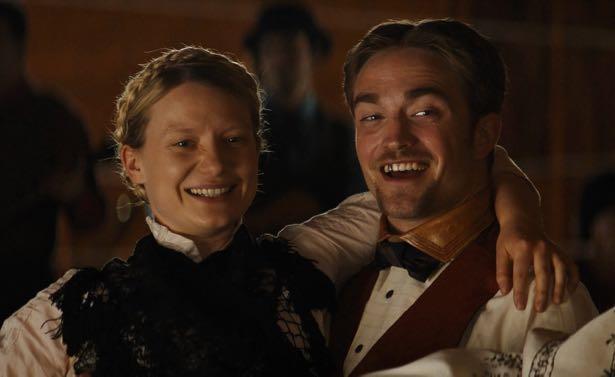 Damsel di David e Nathan Zellner Mia Wasikowska e Robert Pattinson in una scena di Damsel