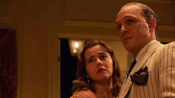 Capone e Mae Capone in completo gessato insieme alla moglie Mae