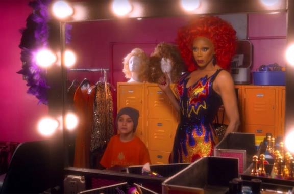 RuPaul e Izzy G in AJ and the Queen su Netflix