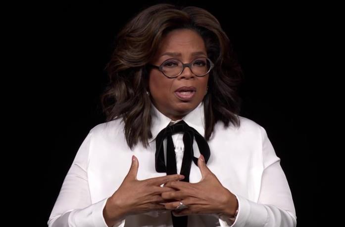Primo piano di Oprah Winfrey, ospite dell'evento Apple dello scorso marzo dedicato ad Apple TV+