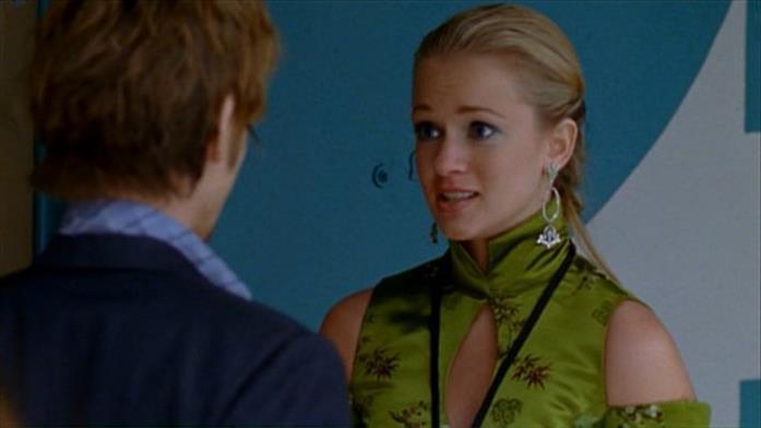 Una giovane A.J. Cook L'attrice di Criminal Minds in una scena della serie Tru Calling