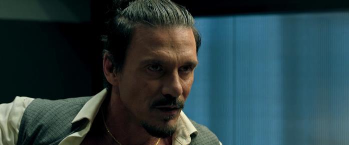 Copshop - Scontro a fuoco: il finale del film, la spiegazione e l'ipotesi sequel Un primo piano di Frank Grillo in una scena del film Copshop - Scontro a fuoco