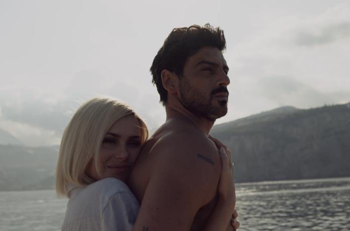 Anna Maria Sieklucka e Michele Morrone in una scena del film 365 giorni