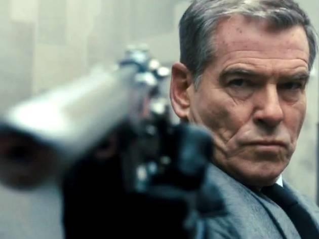Pierce Brosnam nei panni dell'Orologiaio in Survivor Pierce Brosnam