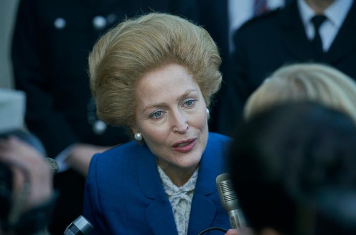 Margaret Thatcher in primo piano parla ai reporter