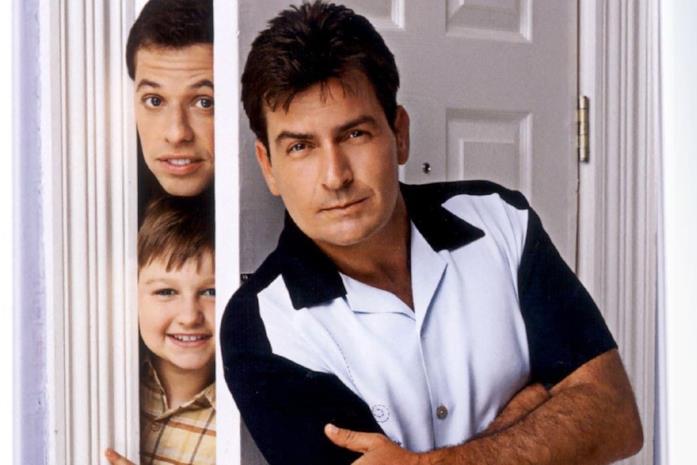 Charlie Sheen, Angus T. Jones e Jon Cryer nella serie originale di Due uomini e mezzo