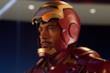 Tony Stark indossa l'armatura di Iron Man