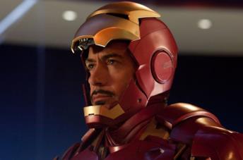 Tony Stark indossa l'armatura di Iron Man