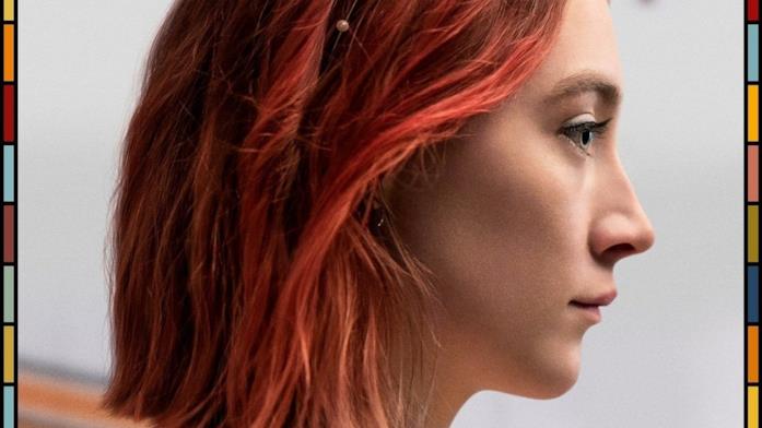 Saoirse Ronan, nei panni di Lady Bird, con i capelli tinti di rosso, ritratta di profilo