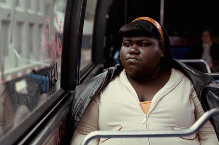 Gabourney Sidibe in una scena di Precious Precious guarda fuori del finestrino dell'autobus