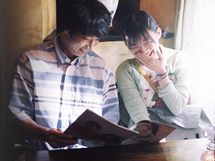 Il momento per crescere, il film d'amore e nostalgia da vedere su Netflix Mirai Moriyama e Sairi Itô in una scena del film Il momento per crescere