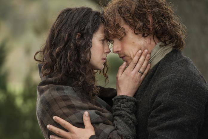 Claire e Jamie all'inizio della loro storia Sam Heughan e Caitriona Balfe in Outlander