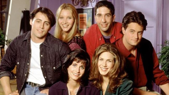 Il cast di Friends nell'appartamento di Monica