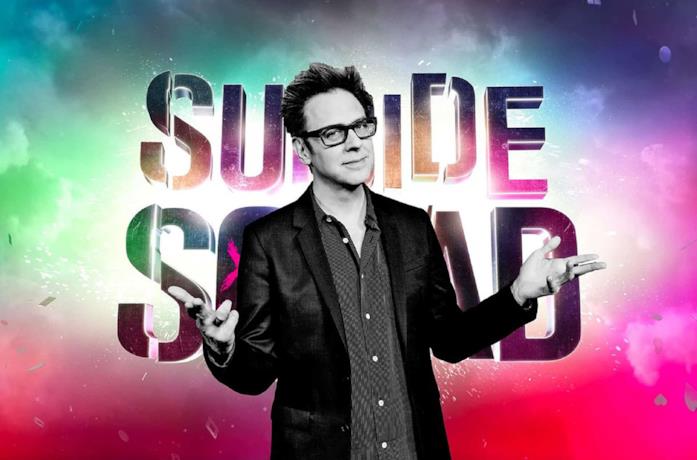 James Gunn in primo piano, sullo sfondo il logo di Suicide Squad