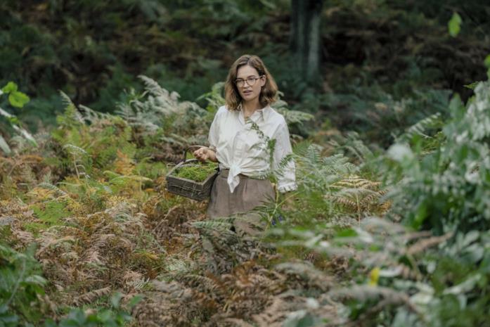 The Dig, il trailer del film Netflix con Carey Mulligan e Ralph Fiennes Lily James in una scena del film The Dig