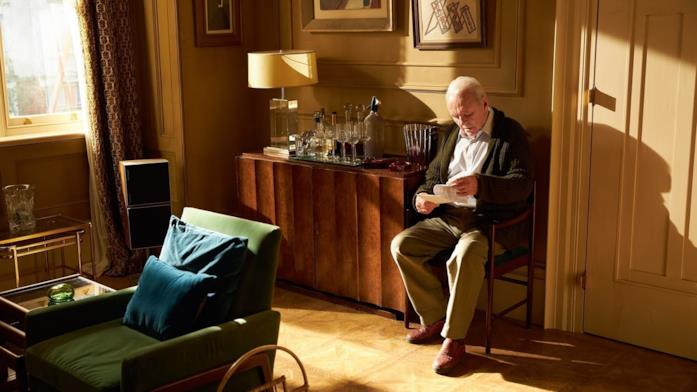 The Father Anthony Hopkins legge una lettera