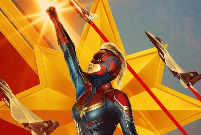 Capitan Marvel con il costume e la maschera rossa