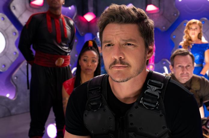 Un primo piano di Pedro Pascal in una scena del film We Can Be Heroes