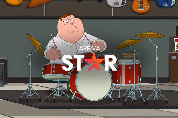 Peter Griffin suona la batteria in un episodio de I Griffin; in primo piano il logo di STAR