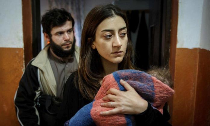 Califfato, un'immagine degli attori Gizem Erdogan (Pervin) e Ahmed Bozan (Husam) Una scena di Califfato, serie Netflix