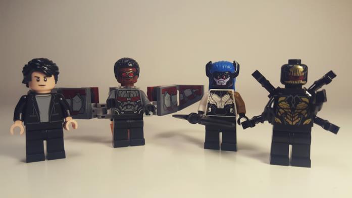 Le quattro minifigure del set LEGO Duello con l'Hulkbuster