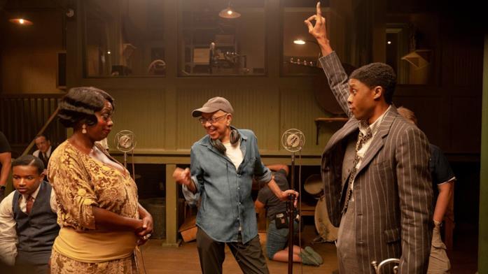 Sul set di Ma Rainey Il regista Wolfe conversa con gli attori sul set