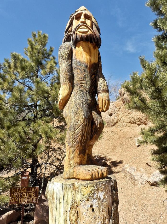 Una statua del Bigfoot eretta al Crystal Creek Reservoir Una stata in legno del Bigfoot