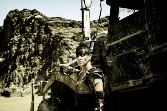 Charlize Theron è Furiosa in una scena del film Mad Max: Fury Road
