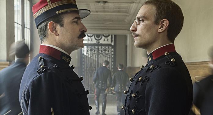 L'ufficiale e la spia verrà presentato, in prima visione, su Sky Cinema il 6 settembre Un'immagine con i protagonisti di L'ufficiale e la spia, film di Roman Polanski