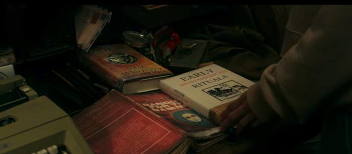 Nessuno ne uscirà vivo: le risposte al film Netflix Libri sui rituali antichi