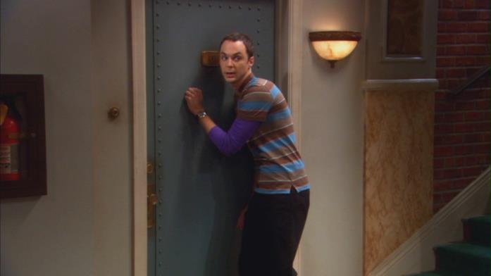 Sheldon bussa e origlia alla porta di Penny