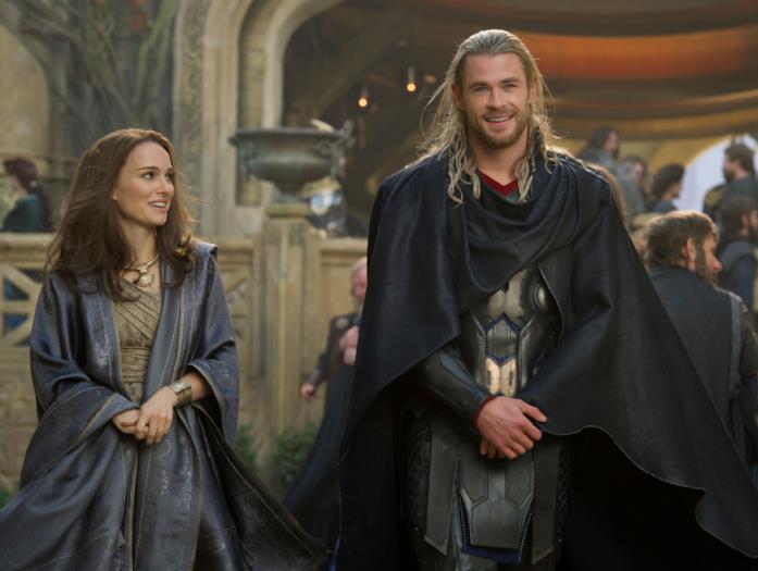 Natalie Portman e Chris Hemsworth in Thor: The Dark World Una foto promozionale di Natalie Portman e Chris Hemsworth in Thor 2