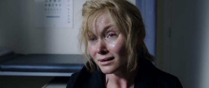 Amelia (Essie Davis) Amelia, disperata, prega il dottore di Samuel di prescrivergli dei sonniferi