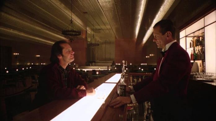 Jack Torrance parla con Lloyd, il barman, nella Gold Room Il protagonista discute con Lloyd, il barman, nella Gold Room