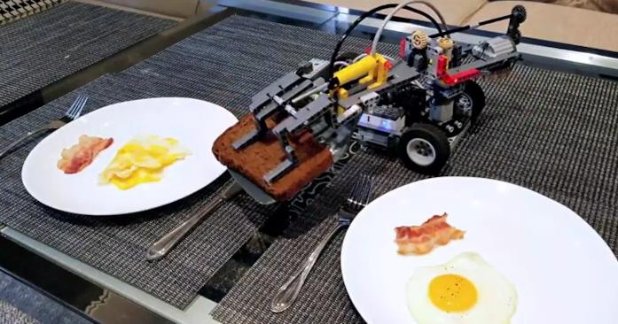 Il robot LEGO è capace anche di impiattare quello che ha appena cucinato