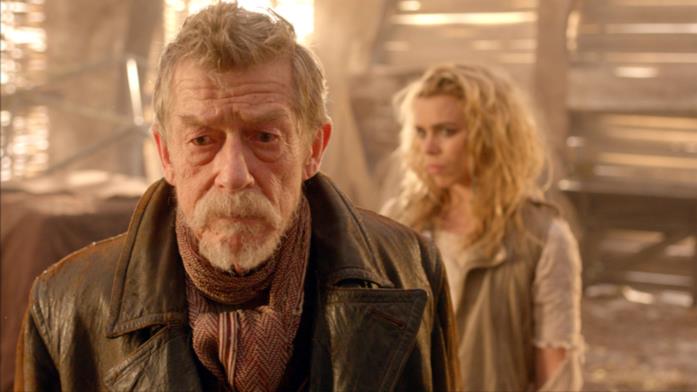 War Doctor John Hurt nel ruolo del War Doctor insieme a Billie Piper (Rose)