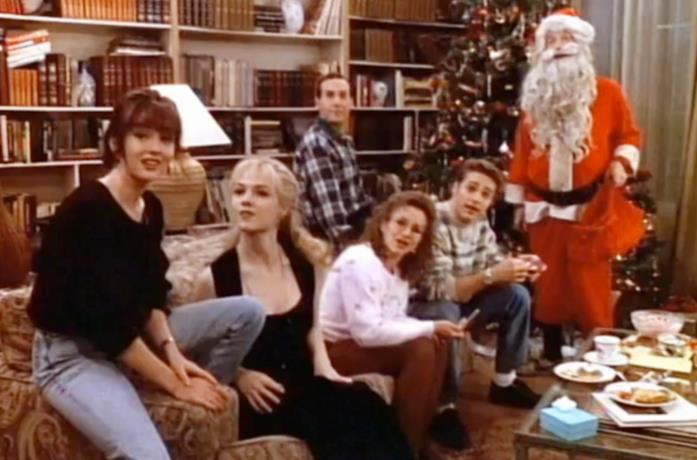 Una Vigilia Particolare in Beverly Hills 90210 Il cast di Beverly Hills 90210 davanti l'albero di Natale