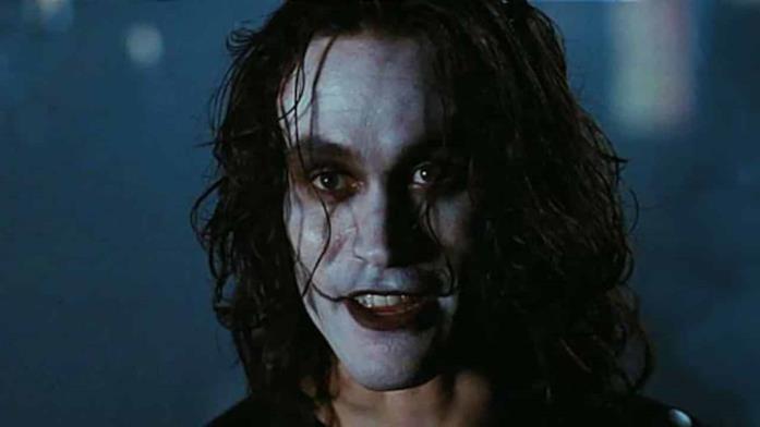 Brandon Lee in una scena del film Il Corvo