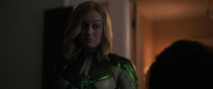 Carol non sembra dispiaciuta da questo outfit dalle tonalità vintage... Brie Larson come Carol Danvers in Captain Marvel