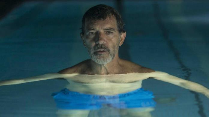 Antonio Banderas in piscina nel film Dolor y Gloria