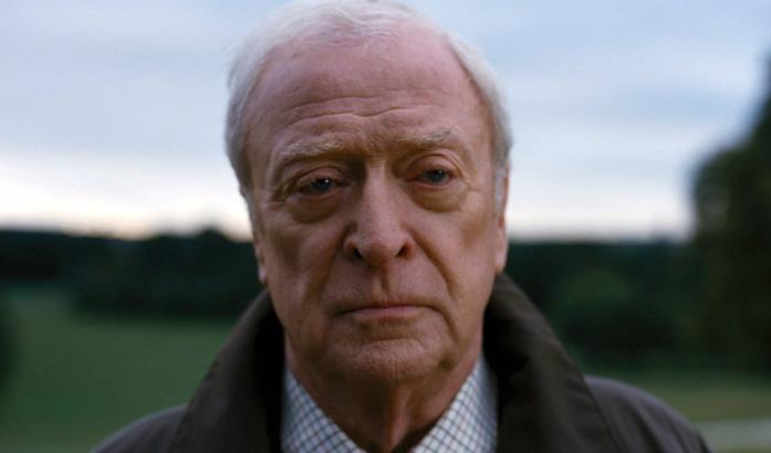 Un primo piano di Michael Caine ne Il Cavaliere Oscuro - Il Ritorno