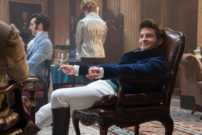 Jonathan Bailey in una scena di Bridgerton Anthony Bridgerton interpretato da Jonathan Bailey