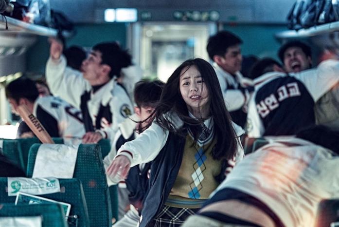 Una scena di Train to Busan La giovane liceale di Train to Busan chiede aiuto