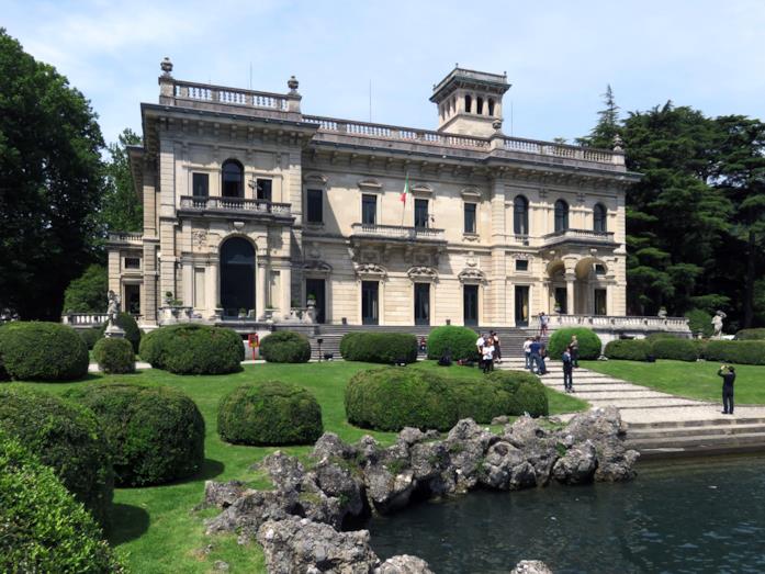 Dove è ambientata Made in Italy: le location Villa Erba a Como, ambientazione chic dei party di Made in Italy