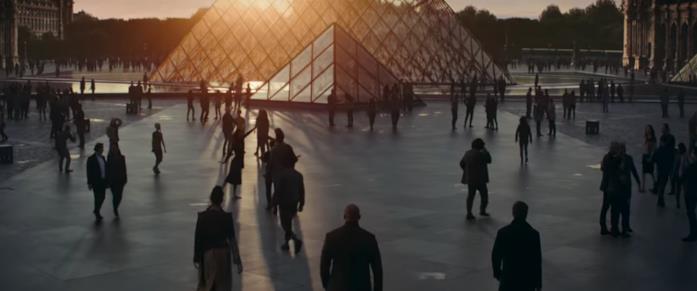 Red Notice di Netflix: possibile sequel Una veduta del Louvre