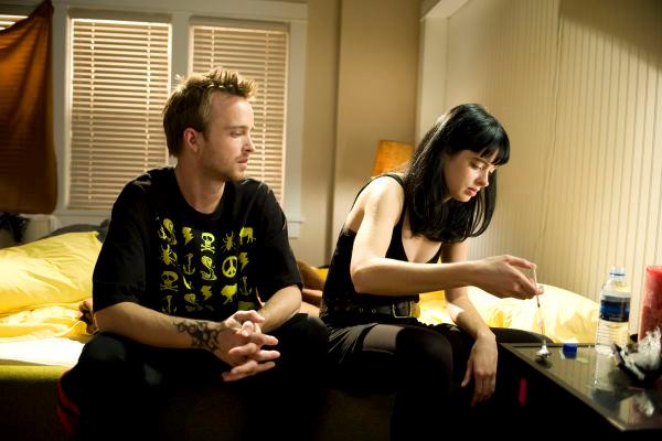 El Camino, un nuovo trailer musicale ripercorre la storia di Jesse Pinkman in Breaking Bad Aaron Paul e Krysten Ritter in una scena della serie TV Breaking Bad