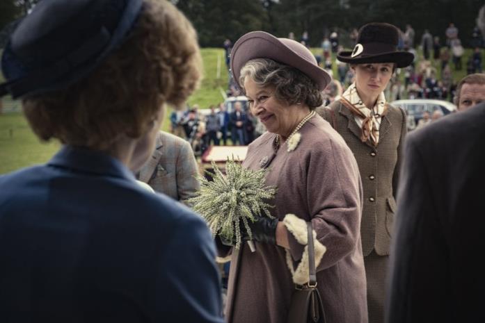 Marion Bailey, nei panni della Regina Madre Marion Bailey in The Crown