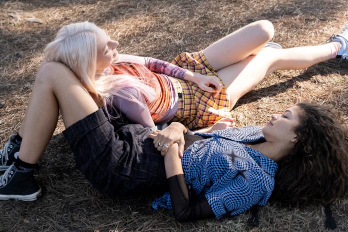 Rue e l'amica Jules Vaughn in Euphoria Zendaya e Hunter Schafer stradiate a terra, mentre ridono complici